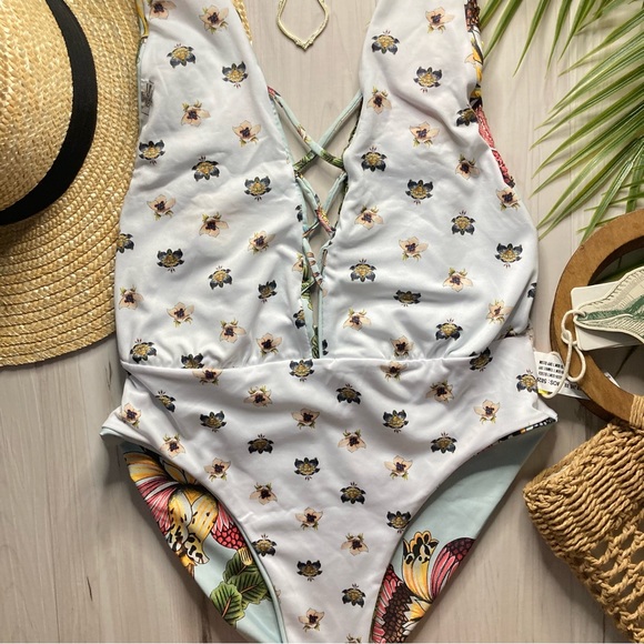 Agua Bendita 🌸 Floral Deep V-Neck Cheeky One Piece - Picture 11 of 16